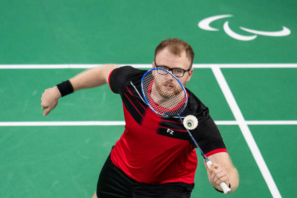 羽毛球双打发球顺序与接发球轮换规则解析