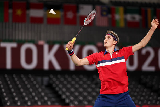 羽毛球接发球站位与握拍技巧详解