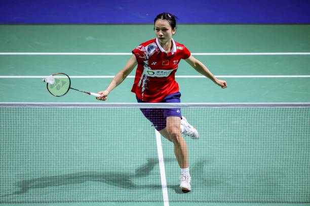 如何通过型号判断尤尼克斯羽毛球拍的适用人群？