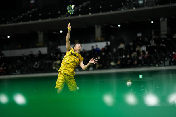 强力P500羽毛球拍参数详解：高弹性碳纤维+破风框设计