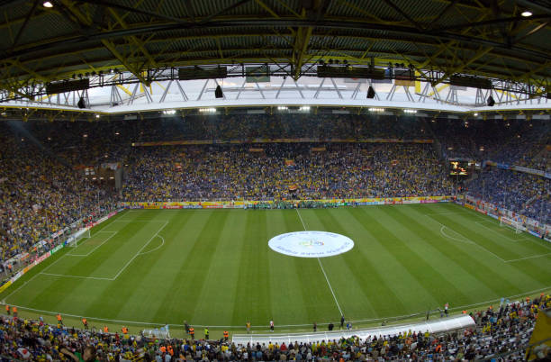 直接任意球的判罚依据：危险动作、推人、拉人等犯规行为