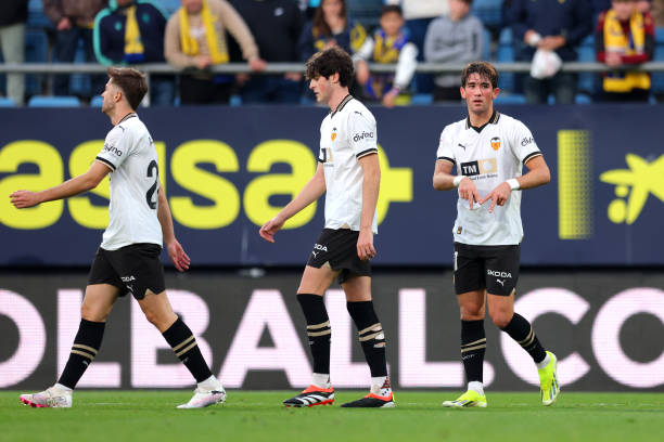 足球场灯光与看台设计：如何满足职业比赛与观众需求？