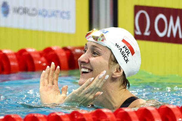 水中绽放：小学生游泳比赛仰泳项目精彩片段