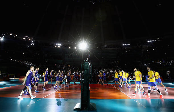 排球比赛中如何判断球是否出界？